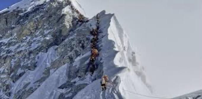 300 grimpeurs secourus, 300 encore en danger