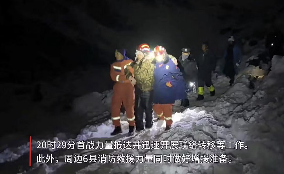 Des touristes chinois marchent deux jours sous la neige