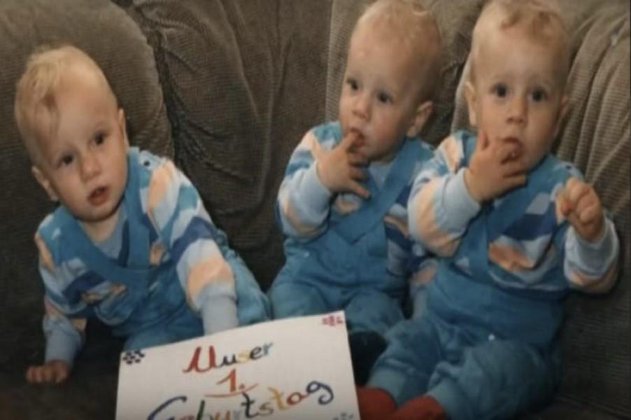 Pendant 33 ans, des triplés ont immortalisé chaque anniversaire avec la même photo, sans imaginer les bouleversements que la vie leur réservait