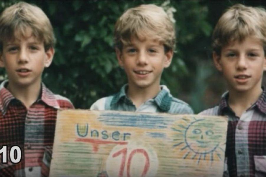 Peter prend la photo du dixième anniversaire