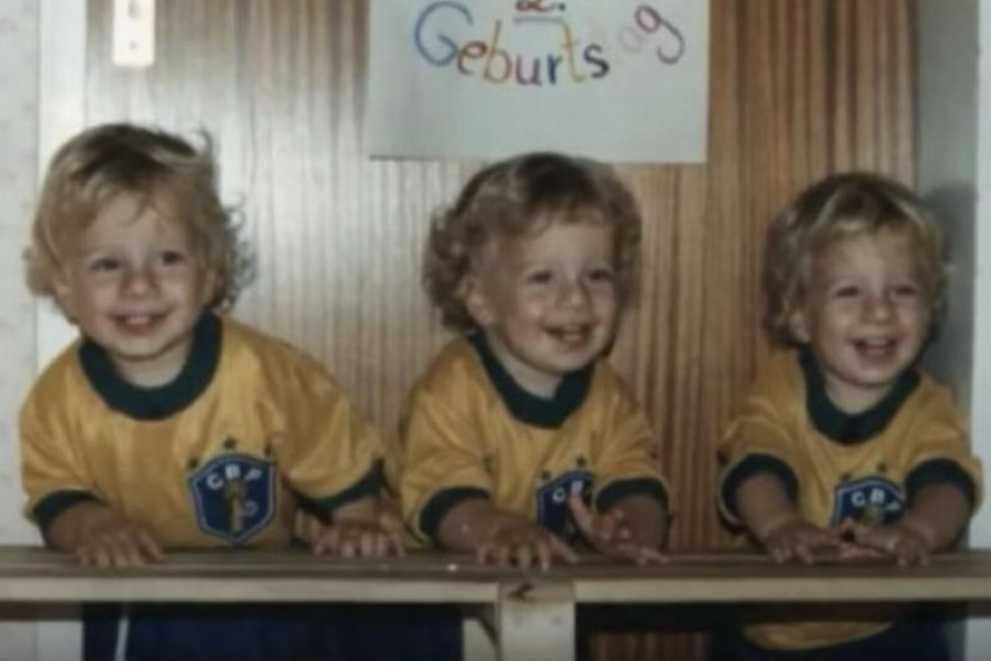 Avoir deux ans, c'est porter des maillots de foot et sourires