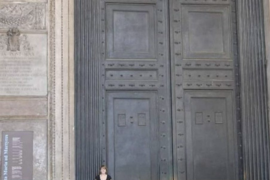 Petites gens, grandes portes